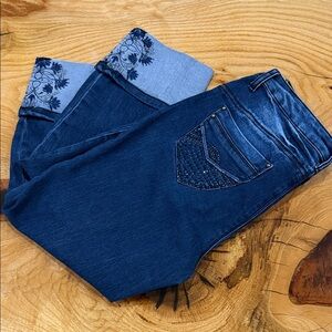 Cropped Jeans with sparkles and embroidery